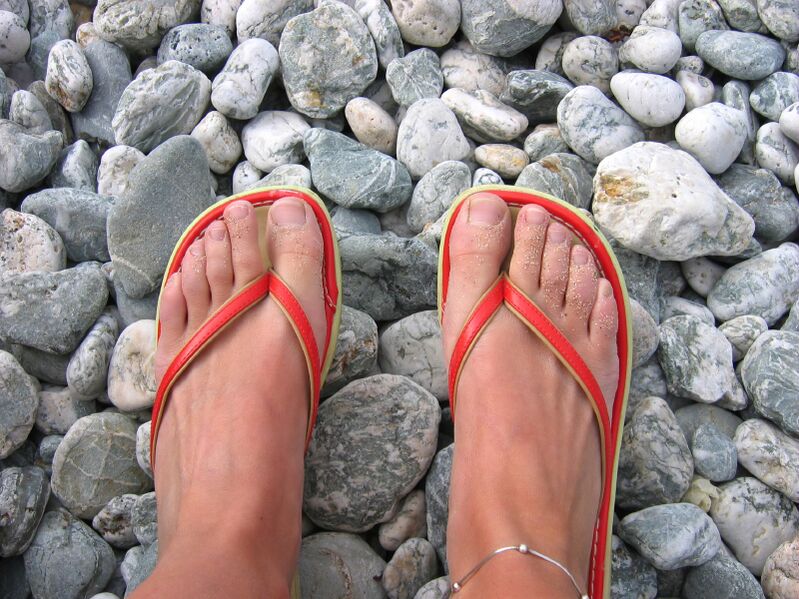 περπάτημα με παπούτσια στην παραλία για την πρόληψη των μυκήτων