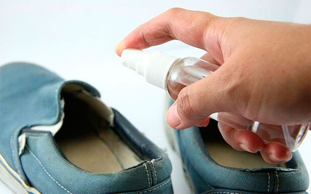 Κατά τη διάρκεια της θεραπείας του μύκητα, είναι απαραίτητο να αντιμετωπιστούν τα παπούτσια με ένα ειδικό διάλυμα. 