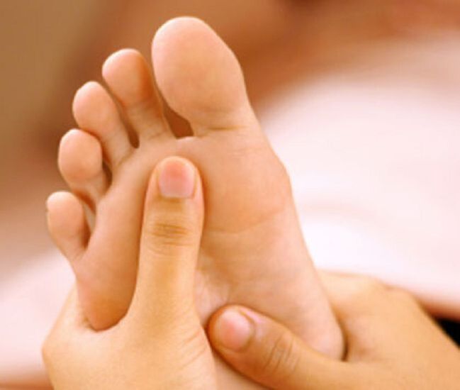 Μια μυκητιασική λοίμωξη εκδηλώνεται κυρίως ως ξεφλούδισμα του δέρματος στα πόδια και φαγούρα. 