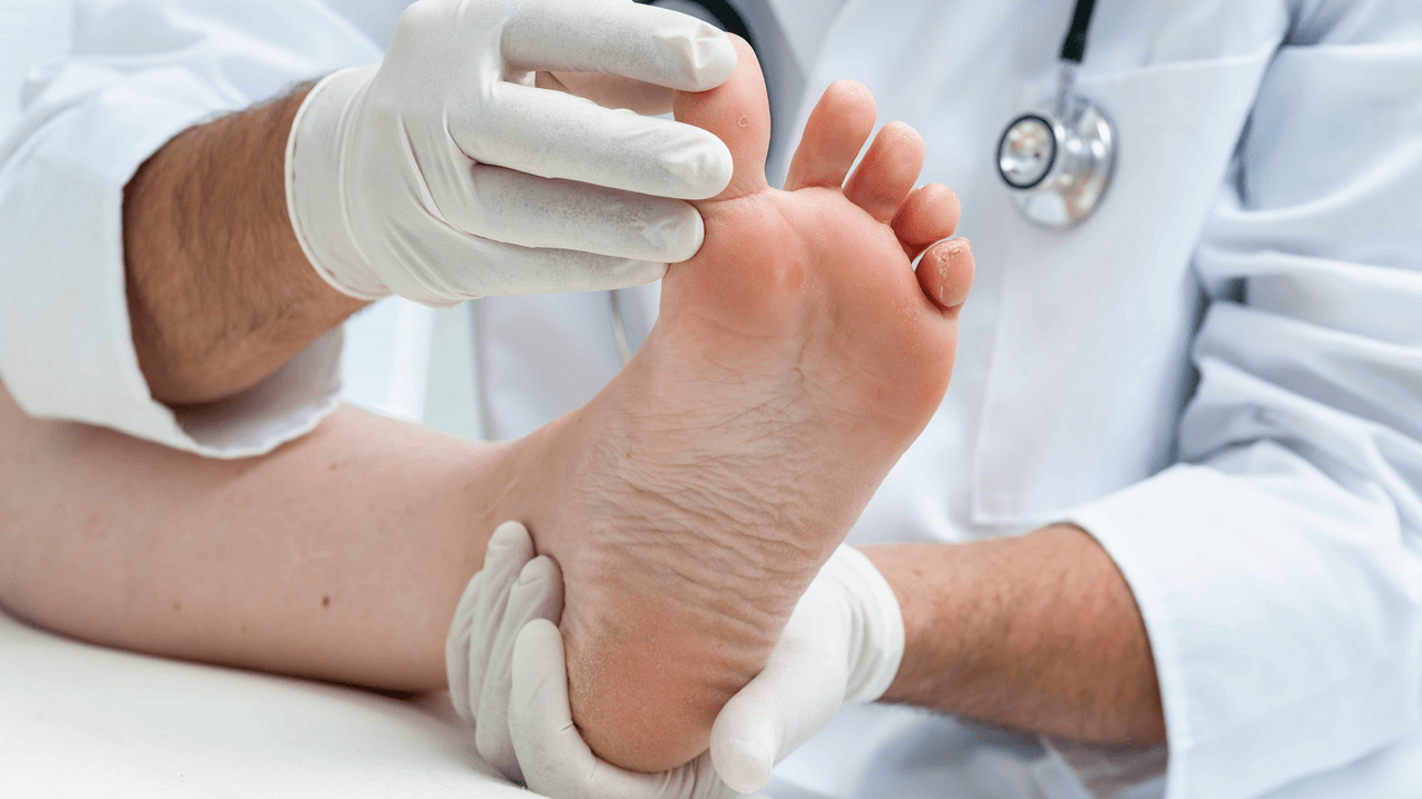 εξέταση του δέρματος των ποδιών σε ραντεβού με ειδικό